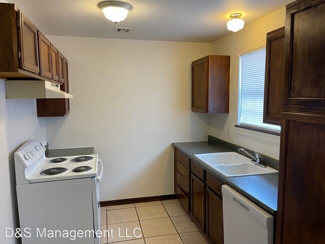 Building Photo - 2 br, 1 bath House - 749 SW 13th