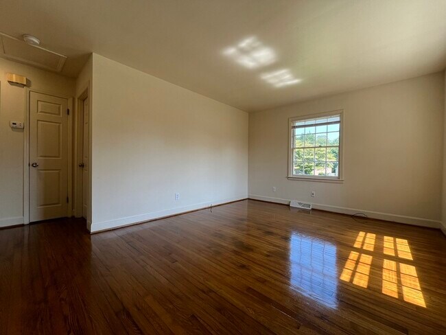 Building Photo - 7332 Briardale Dr