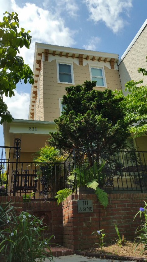 Una entrada de la calle - 311 A St NE