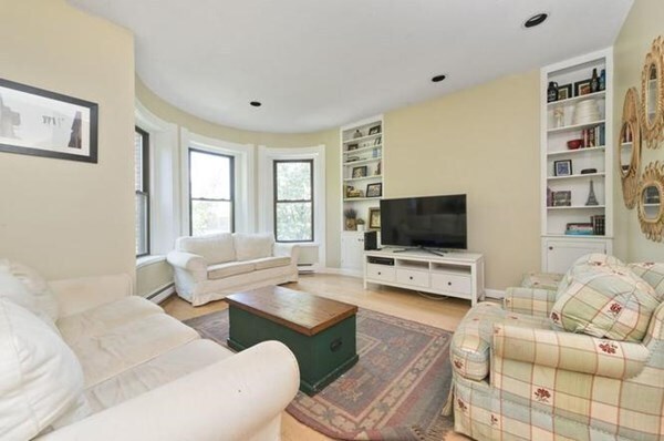 Building Photo - 19 Follen St
