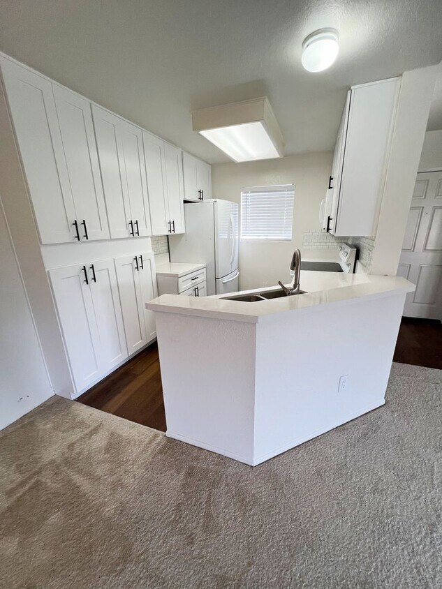 Primary Photo - Newly Renovated Top Floor 2 Bed/2 Bath w/ ...