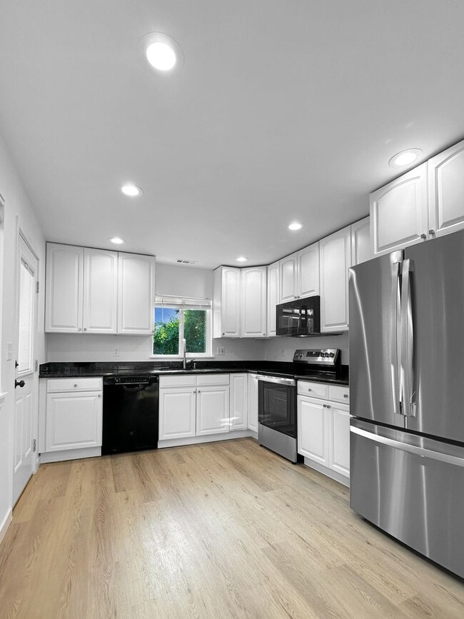 Building Photo - South Seattle/Seward Park area - Remodeled 4 Bedroom 2 bathroom home - Ready for move in now!