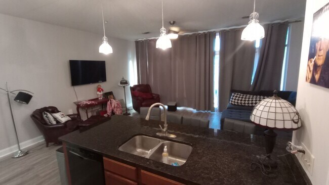 Foto del edificio - 2 bedroom 2 bath Condo on Campus