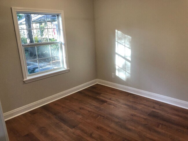 Foto del edificio - 3213 Hampton Rd