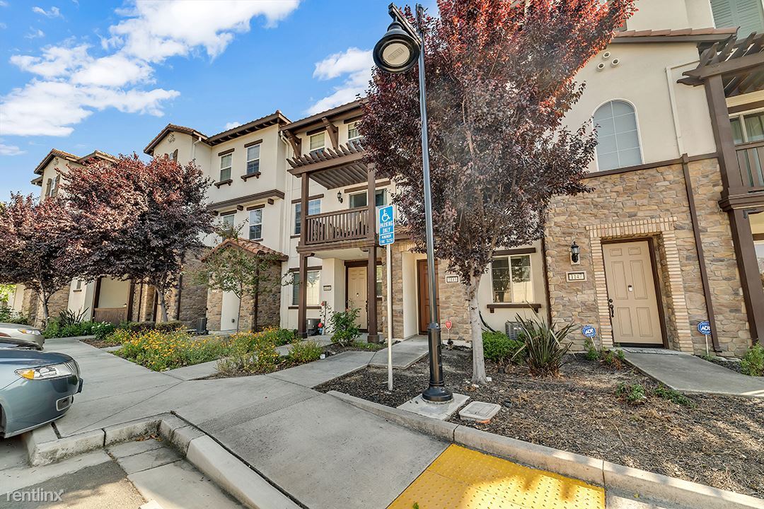 Foto principal - 3 br, 3.5 bath Townhome - 1143 White Peach...