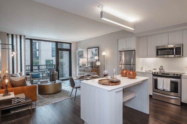 Islas de cocina, despensas y barras de desayuno disponibles en apartamentos seleccionados - Signature Reston Town Center Apartments