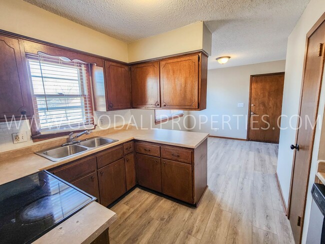 Building Photo - Spring Special $1750 first six months!  Sp...