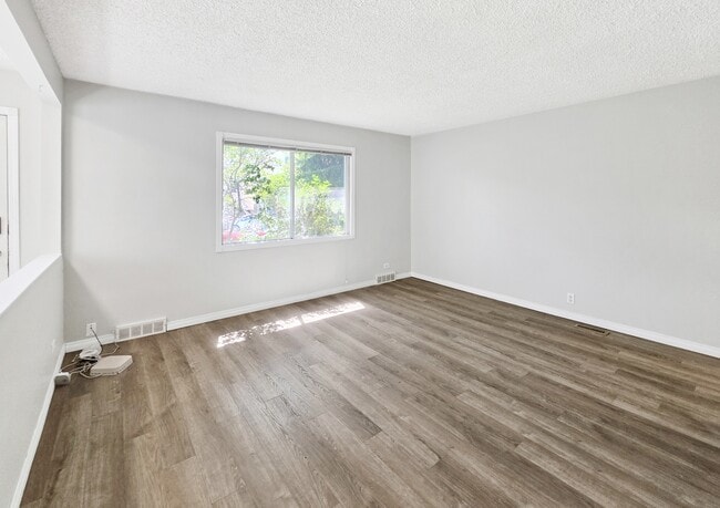 Building Photo - 424-432 32 Ave NW