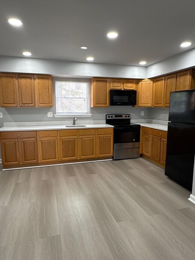 Foto del edificio - ** 3 BEDROOM TOWNHOME **