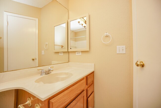 Foto del edificio - 2808 Grants Lake Blvd