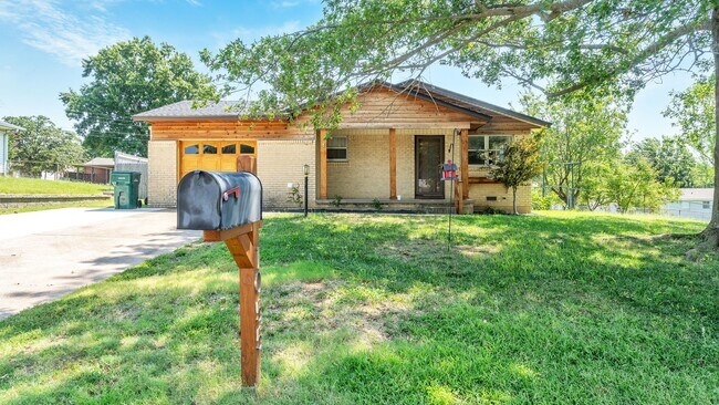 Building Photo - 3 Bed 1.5 Bath in Sand Springs!
