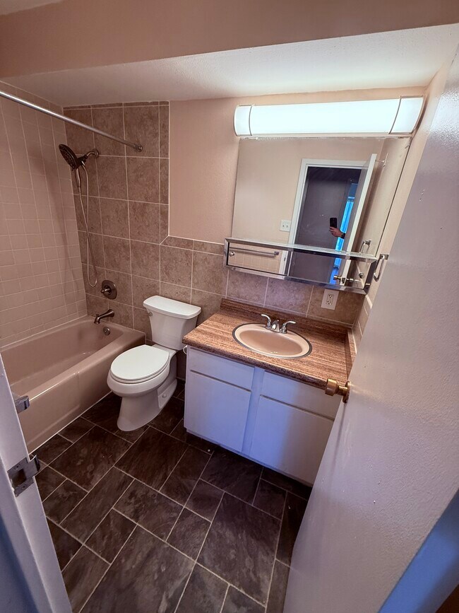 Bath 1 - 411 Lakewood Cir