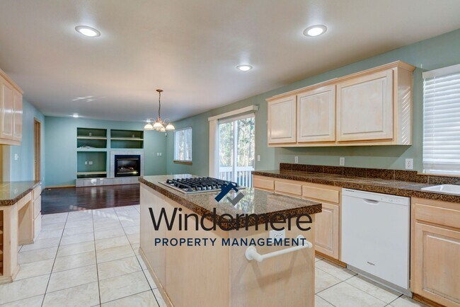 Building Photo - 4 Bedroom & 2.5 bath home in Eagle Crest C...