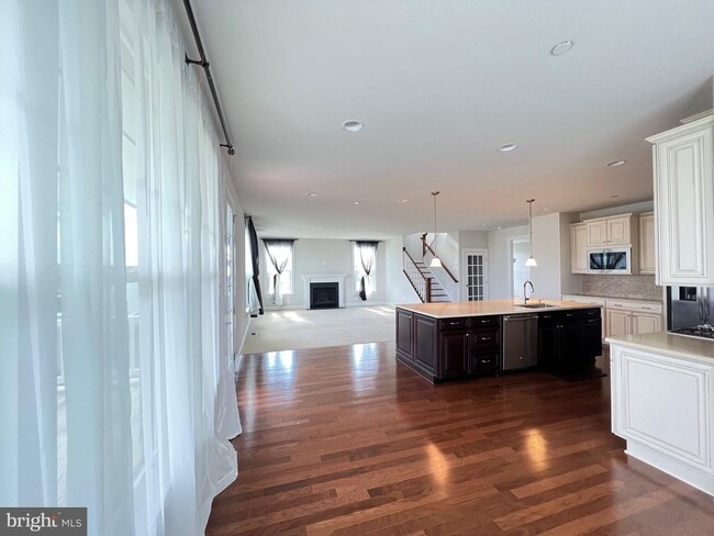 Building Photo - 8227 S Maple Lawn Blvd