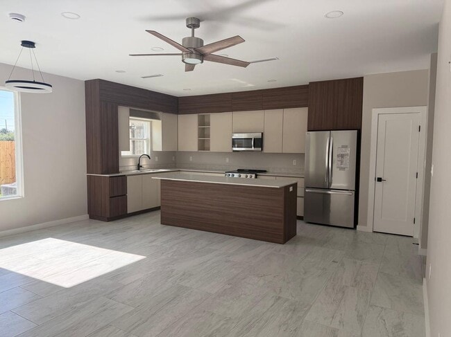 Building Photo - 2222 Corales St