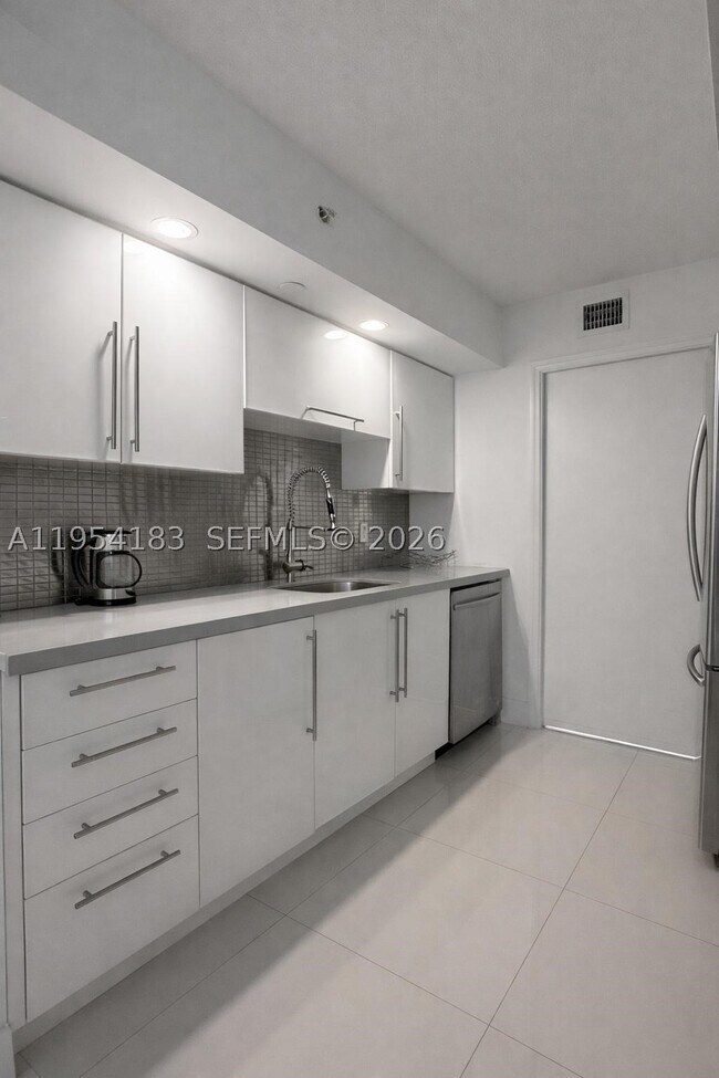 Foto del edificio - 6917 Collins Ave