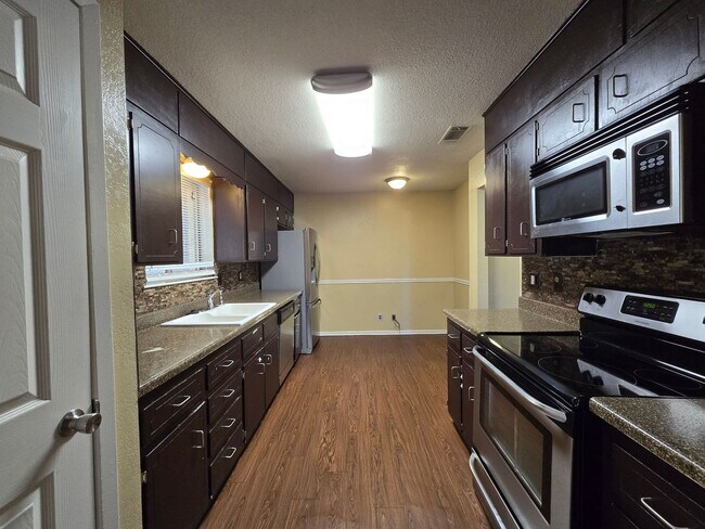 Building Photo - RENT SPECIAL - AVAILABLE NOW!