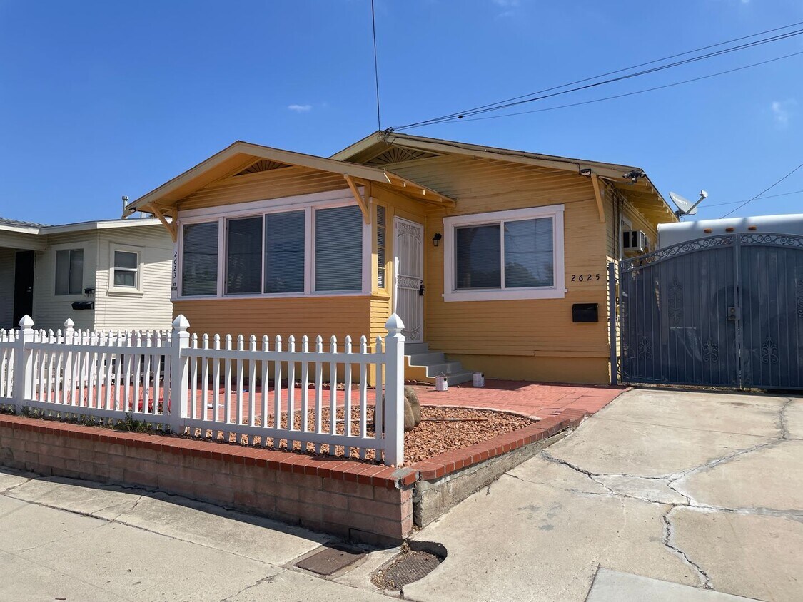 Foto principal - Gorgeous 2-bedroom house for rent! Best De...