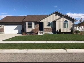 Building Photo - 5587 Treyden Dr