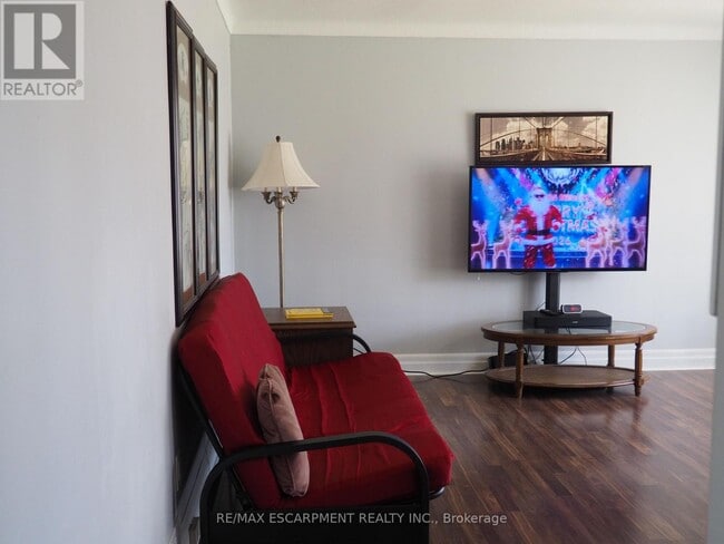 Building Photo - 7543 Redhaven Crescent