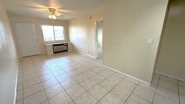 Foto del edificio - WALK TO CAMPUS 1/1 Condo w/ Stainless Steel Appliances, Walk In Closet, Comm Pool! $995/month! Av...