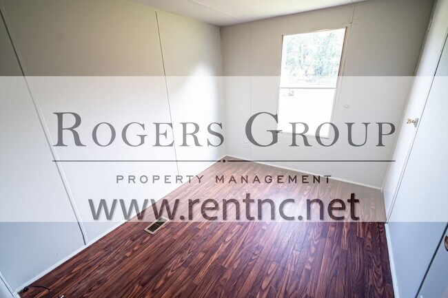 Foto del edificio - 241 Hidden Lake Ln