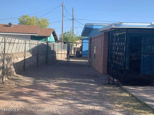 Foto del edificio - 816 Monclova Ln