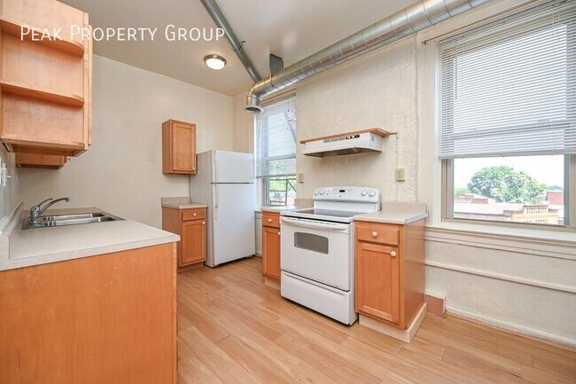 Building Photo - Generous 2 bedroom In beautiful East Walnu...