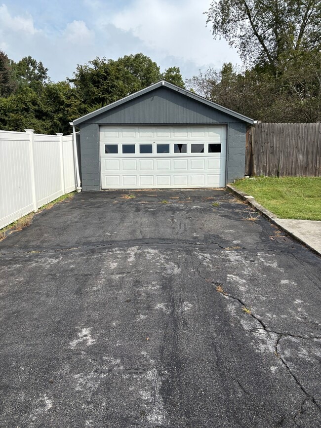 Detached garage - 2459 Bradley St
