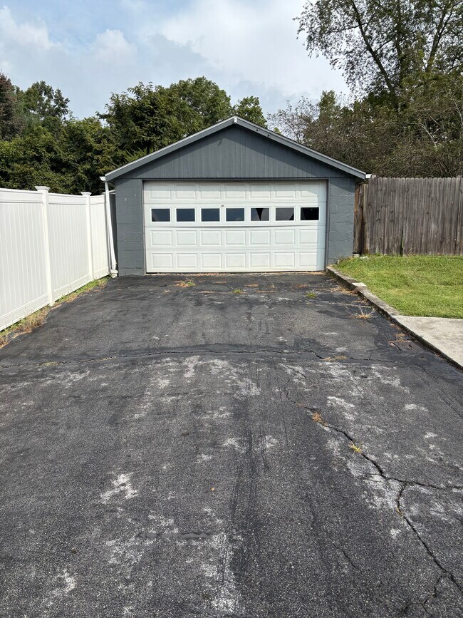 Garaje independiente - 2459 Bradley St