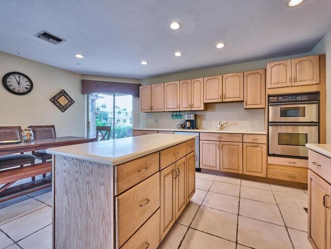 Foto del edificio - 2810 NE 48th Ct