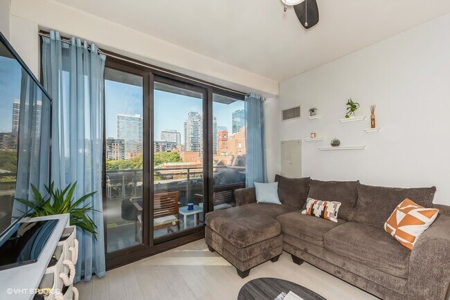 Building Photo - 1 E 8th St