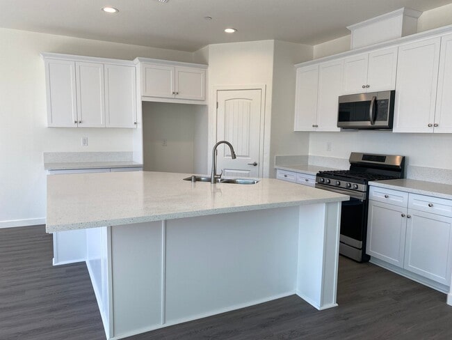 Building Photo - LIKE NEW!  3 BEDROOM, 2 BATH HOME FOR RENT