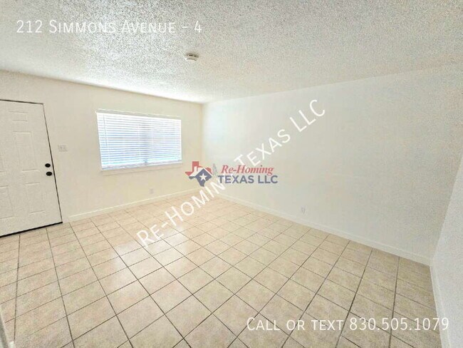 Foto del edificio - 212 Simmons Ave