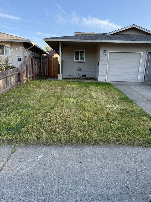 Primary Photo - Great 2 BR/1BA /832SF Duplex w/Private 1 C...