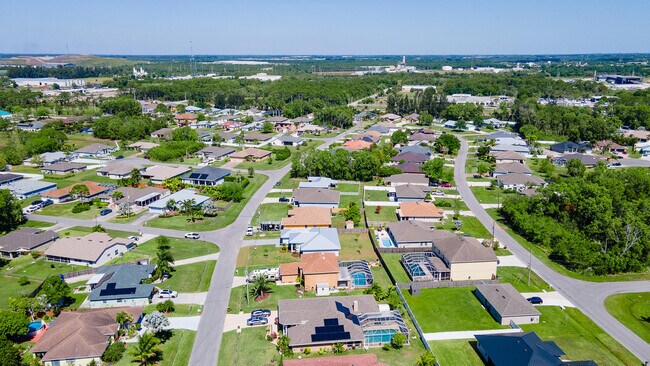 Foto del edificio - 5271 NW Mayfield Ln