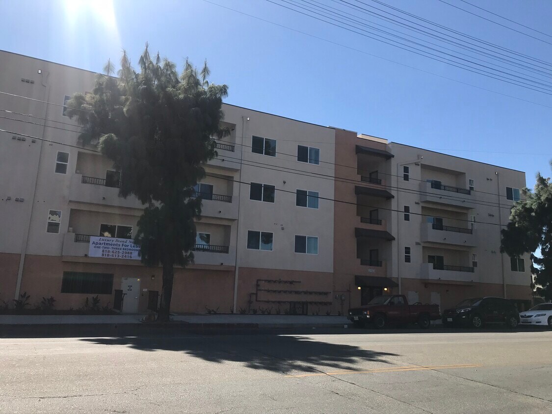 Front 2 - 21514 Saticoy St