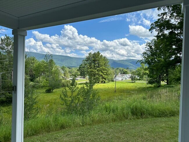 Vista desde el porche delantero - 102 Ways Ln