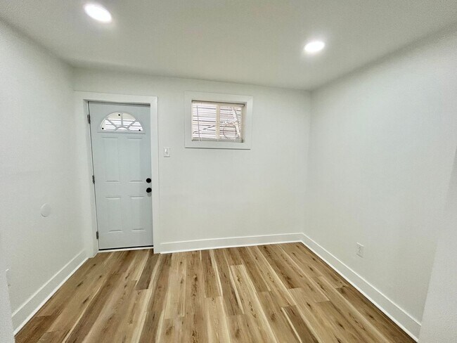 Foto del edificio - Modern 2-Bed, 1.5-Bath Home with Central A...
