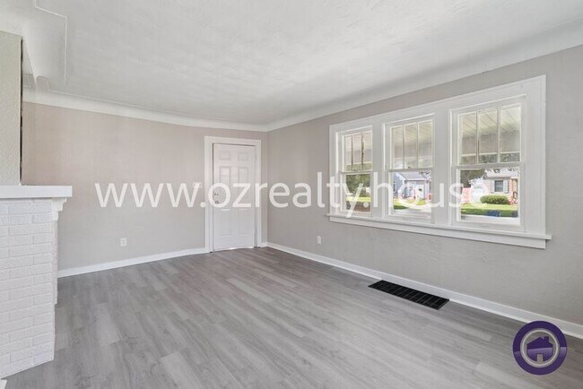 Foto del edificio - 1263 Crestwood Rd
