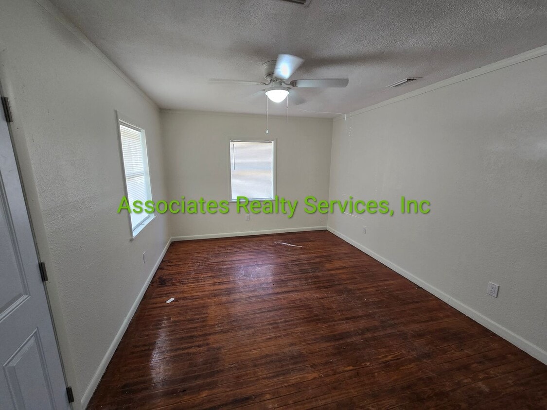 Building Photo - 3 Bedroom / 1 Bath House in Brooker!  Only $750