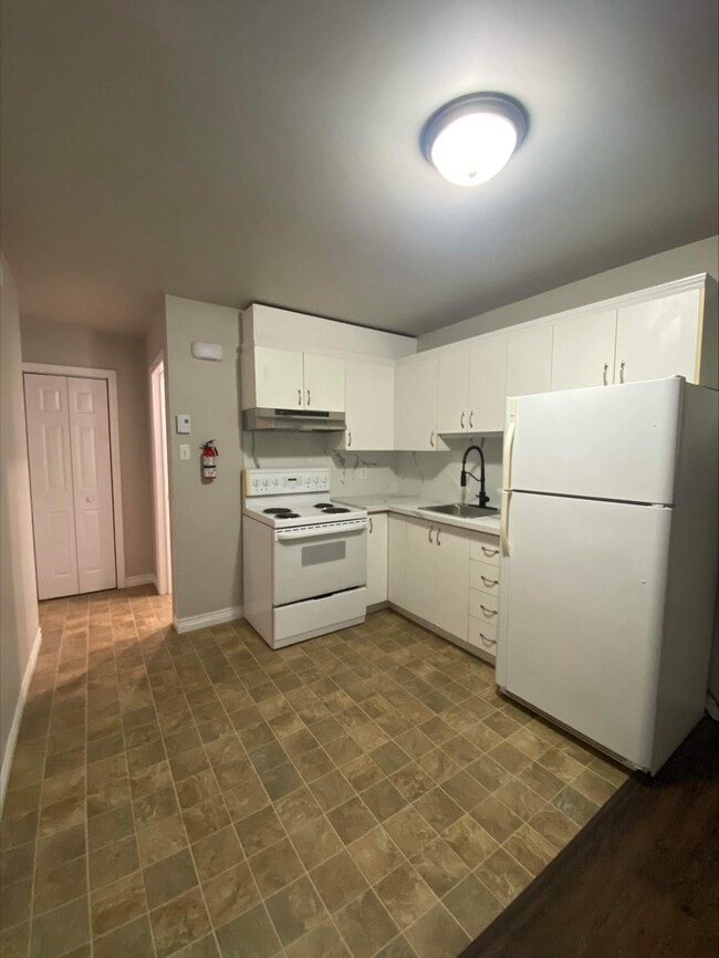 Building Photo - 894 Rue Principale