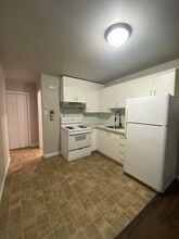 Building Photo - 894 Rue Principale