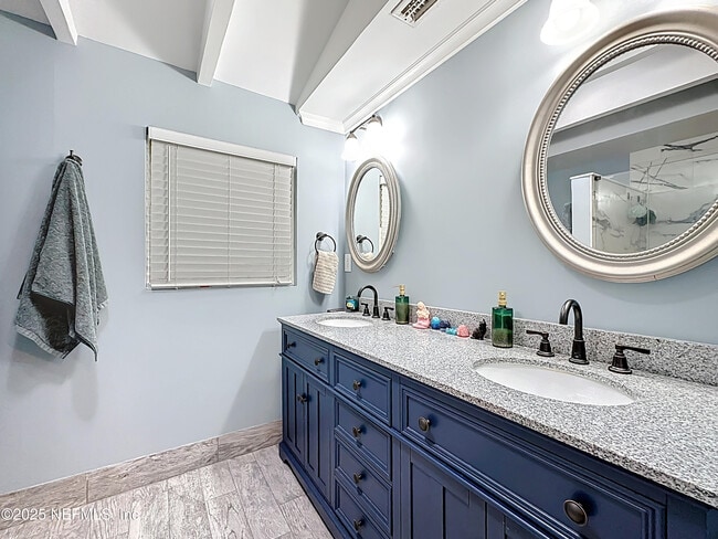 Foto del edificio - 2829 Goldenrod Cir E