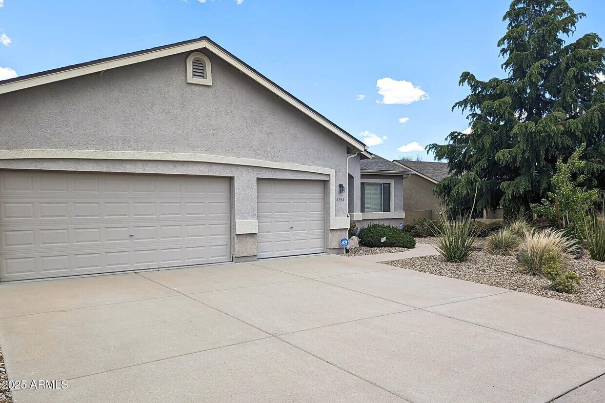 Primary Photo - 6752 E Desperado Dr