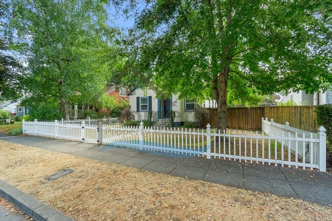 Building Photo - 2025 Move-in Special: $500 Off First Month...