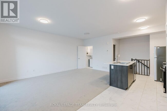 Building Photo - 809 Silhouette Private