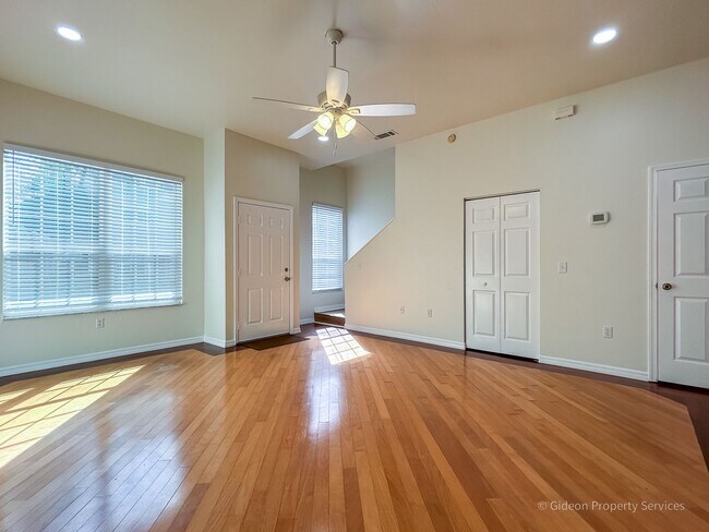 Building Photo - Beautiful 2/2.5 in Plantation Villas