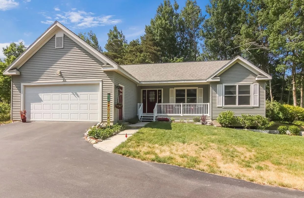 Primary Photo - Charming & Cheerful Ranch Retreat