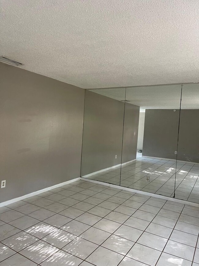 Building Photo - 116 Paul Revere Rd